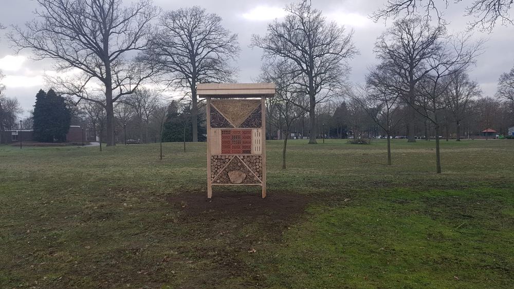 Grote insectenhotels geplaatst op landgoed Brinkgreven in Deventer
