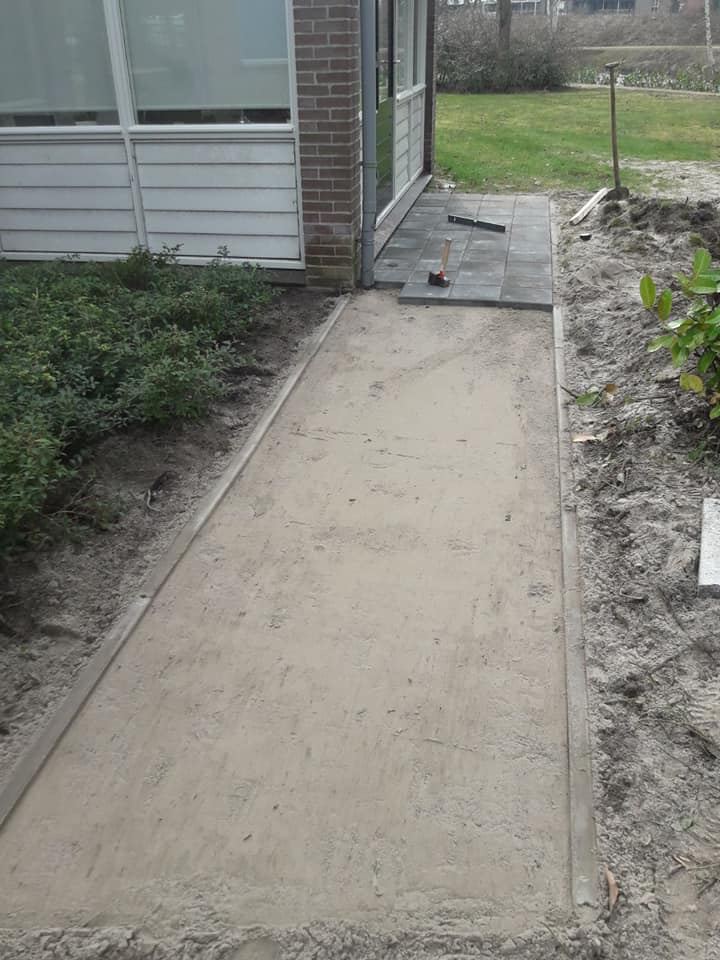 Nieuw aangelegd tuinpad met hergebruikte beplanting in Deventer