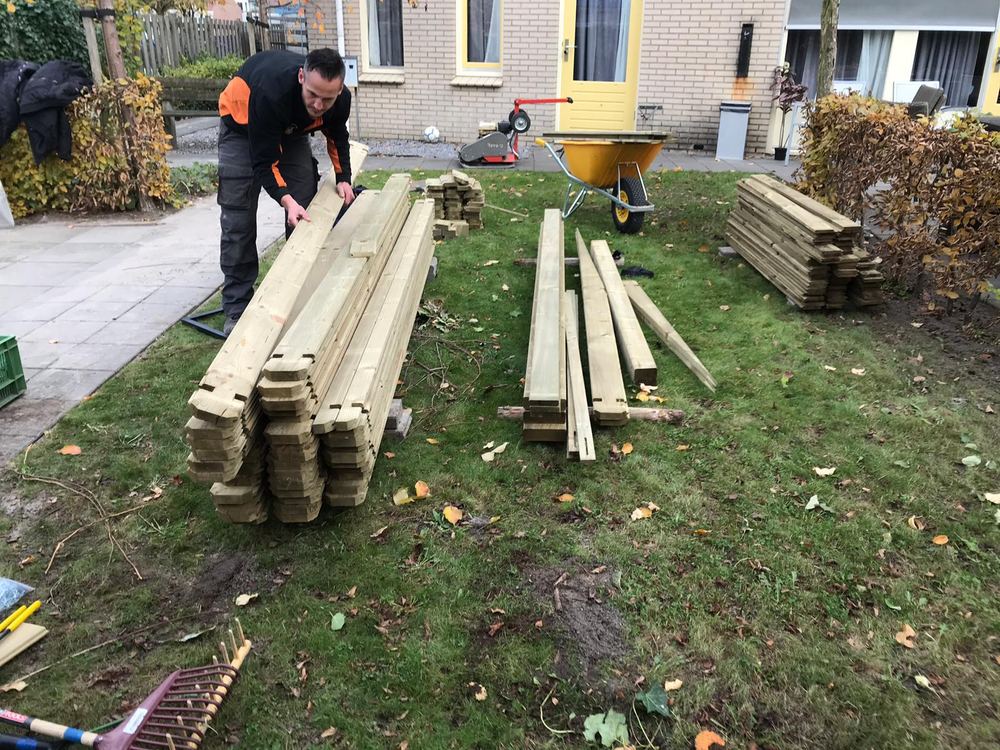 Nieuw gebouwde houten overkapping bij RIBW in Zwolle
