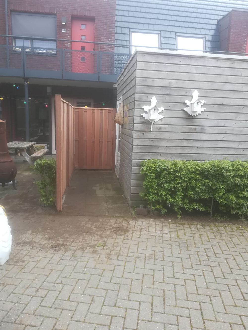 Hardhouten schutting geplaatst bij RIBW in Dalfsen