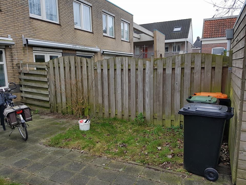 Nieuwe grenen schutting als erfafscheiding in Deventer