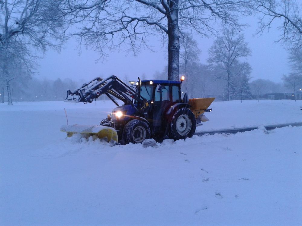 Gladheidsbestrijding: sneeuwruimen op een terrein in Deventer