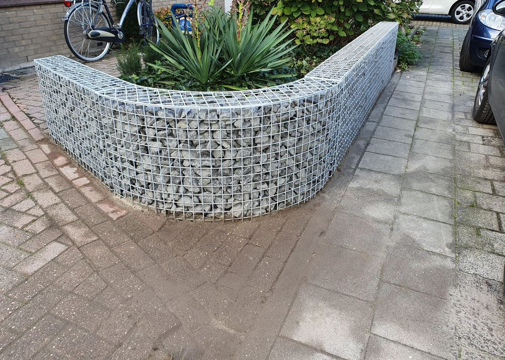 Steenkorven op maat gevuld met basalt als erfafscheiding in Deventer