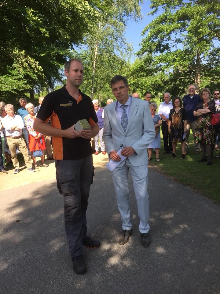 Gelegde struikelstenen ter herdenking op het terrein Brinkgreven